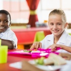 孩子在学校食堂吃午餐。